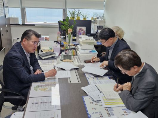 유종상 의원이 11월 3일 광명시흥 3기 신도시, 광명시흥 첨단산업단지, 광명유통단지의 조성 관련 주요 현안 협의를 위해 관계 공무원과 정담회를 갖고 있다.(사진=경기도의회)