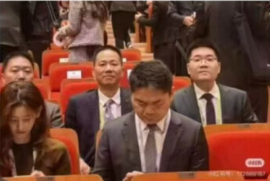 류창동 징둥 회장과 부인 장저텐이 함께 찍힌 사진. 류 회장 SNS 캡처