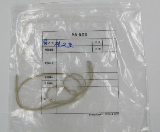 현장에서 발견된 결박도구 증거물인 전화선  강원지방경찰청 제공
