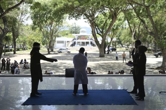 인도네시아에서 유죄 판결을 받은 남성에 집행관이 등나무 회초리를 매질을 하고 있다. 2025.2.27 아체 AP 연합뉴스