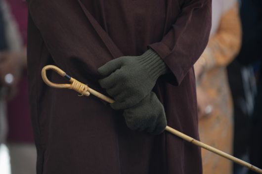 인도네시아에서 유죄 판결을 받은 남성에 대한 공개 태형에 앞서 집행관이 등나무 회초리를 쥐고 있다. 2025.2.27 아체 AP 연합뉴스