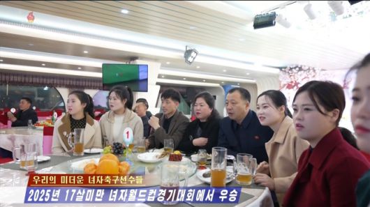 북한 조선중앙TV는 지난 9일(한국시간) 모로코 라바트에서 열린 2025 국제축구연맹(FIFA) U-17 여자월드컵 결승 경기를 11일 중계했다. 사진은 북한 주민들이 시내 대형전광판과 TV로 결승 경기를 관람하고 있다. 북한은 네덜란드를 상대로 3-0 대승을 거두고 정상에 올랐다. 2025.11.11 조선중앙TV 화면 연합뉴스