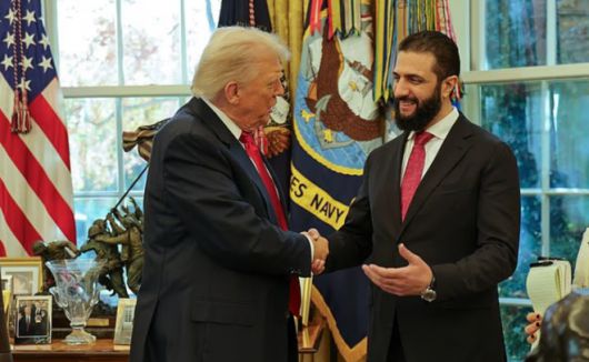 지난 10일 백악관에서 만난 트럼프 미국 대통령(왼쪽)과 알샤라 시리아 대통령(오른쪽). AP 연합뉴스