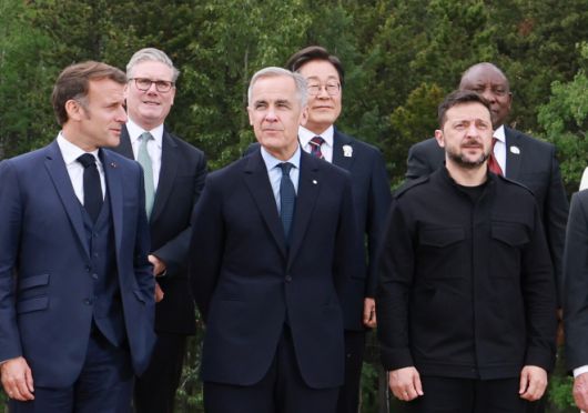 이재명 대통령이 지난 6월 17일(현지시간) 캐나다 앨버타주 캐내내스키스 주요 7개국(G7) 정상회의장에서 G7 및 초청국 기념촬영에 자리하고 있다.