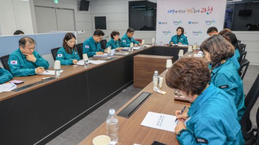 신계용 과천시장이 지난 14일  수돗물 유충 발생 관련 긴급대책회의를 주재하고 있다. (과천시 제공)