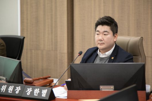 장한별 의원이 18일 경기도교육청 감사관·디지털인재국·도서관(중앙·과천·성남·화성·의정부)에 대한 2025년도 행정사무감사에서 피감기관을 상대로 질의하고 있다.(사진=경기도의회)