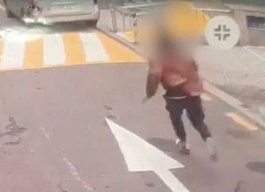 ‘사커킥’ 범행을 저지른 권씨가 부산역 인근에서 경찰이 추격하자 도주하고 있다. 부산경찰청 제공