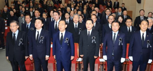 김영삼 전 대통령 서거 10주기 추모식 - 김덕룡 김영삼민주센터 이사장과 강훈식 대통령비서실장을 비롯한 참석자들이 21일 오전 서울 동작구 서울현충원에서 열린 ‘김영삼 전 대통령 서거 10주기 추모식’에서 애국가를 제창하고 있다.  앞줄 왼쪽부터 김 이사장, 강 비서실장, 주호영 국회부의장, 장동혁 국민의힘 대표, 윤호중 행정안전부 장관, 권오을 국가보훈부 장관. 2025.11.21 공동취재