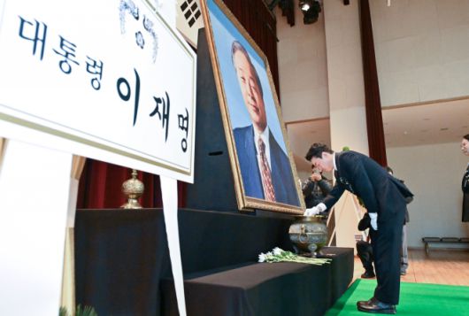 YS 서거 10주기 추모식서 분향하는 강훈식 비서실장 - 강훈식 대통령비서실장이 21일 오전 서울 동작구 서울현충원에서 열린 ‘김영삼 전 대통령 서거 10주기 추모식’에서 분향하고 있다. 2025.11.21 공동취재