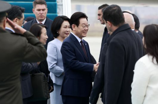 이재명 대통령, 튀르키예 도착 - 튀르키예를 국빈 방문한 이재명 대통령과 김혜경 여사가 24일(현지시간) 앙카라 에센보아 국제공항에서 영접 인사들과 인사하고 있다.  앙카라 연합뉴스