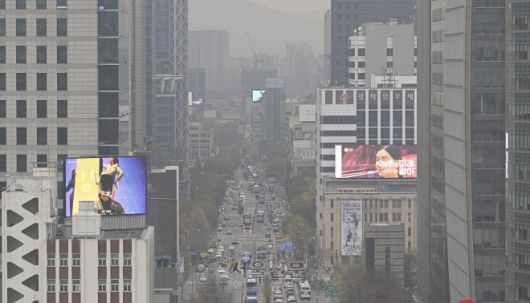 수도권 지역 초미세먼지 농도가 ‘나쁨’ 수준을 보인 25일 서울시교육청에서 바라본 서울 도심이 뿌옇다. 2025.11.25 이지훈 기자
