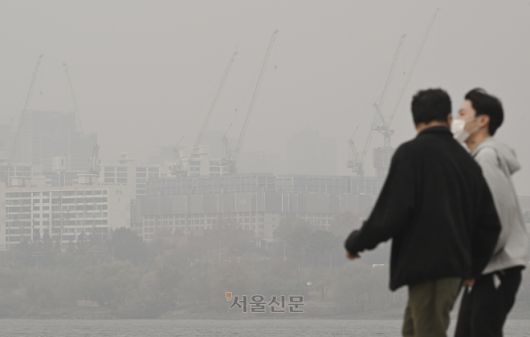 수도권 지역에 초미세먼지 주의보가 내린 25일 서울 서초구 반포한강공원에서 마스크를 쓴 시민들이 발걸음을 재촉하고 있다. 2025.11.25 이지훈 기자