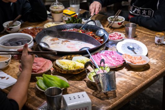 쓰촨에서는 훠거 홍탕이 기본적이지만 백탕을 함께 먹기도 한다. 백탕은 쓰촨이 아닌 동북 지방에서 유래했으며, 국물을 먹지 않는 홍탕에 비해 백탕은 국물도 함께 마신다.