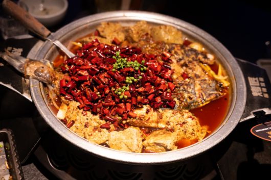 두부를 곁들인 카오위. 생선을 구운 후 고추기름과 육수에 조려 먹는다.