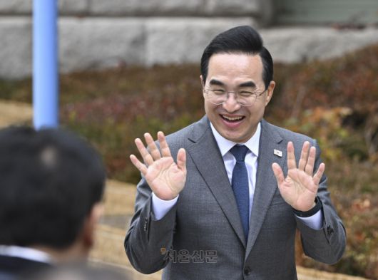 박홍근 더불어민주당 의원이 26일 서울시청 앞에서 서울시장 출마 선언 기자회견에 앞서 지지자들에게 인사하고 있다. 2025.11.26 이지훈 기자