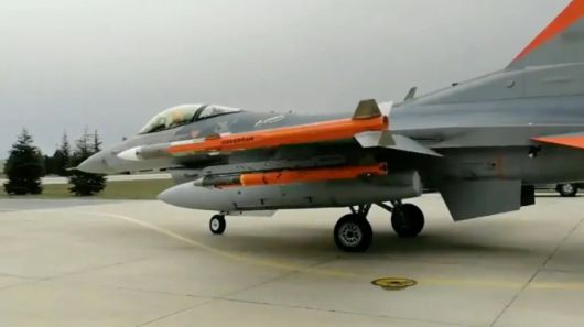 튀르키예 공군의 F-16 전투기가 공대공 미사일 시험 비행을 위해 활주로를 이동하고 있다. 주익 끝에는 중거리 ‘괴크도안’ 미사일이, 주익 아래에는 단거리 ‘보즈도안’ 미사일이 장착돼 있다. 튀르키예 방산청 제공