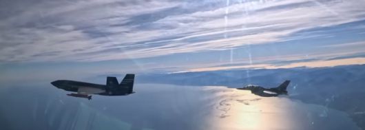 튀르키예 전투기급 무인전투기 ‘크즐엘마’(왼쪽)가 흑해 상공에서 F-16 전투기와 편대를 이뤄 비행하고 있다. 바이카르 제공