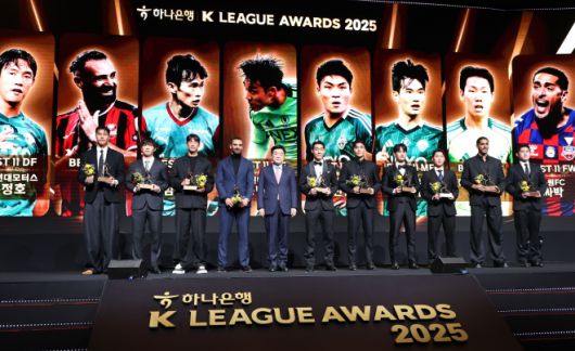 1일 서울 서대문구 스위스그랜드호텔에서 열린 2025 K리그 시상식에서 K리그1 베스트11에 선정된 선수들이 권오갑 한국프로축구연맹 총재에게 축하받고 있다. 연합뉴스