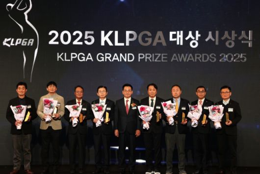 김상열(가운데) KLPG 회장이 지난달 28일  서울 강남구 그랜드인터컨티넨탈 서울 파르나스에서 열린 ‘2025 KLPGA(한국여자골프협회) 시상식’에서 김주상(왼쪽 세번째) 동부건설 경영지원본부장  등 공로상을 수상한 수상자들과 기념촬영하고 있다. 동부건설 제공