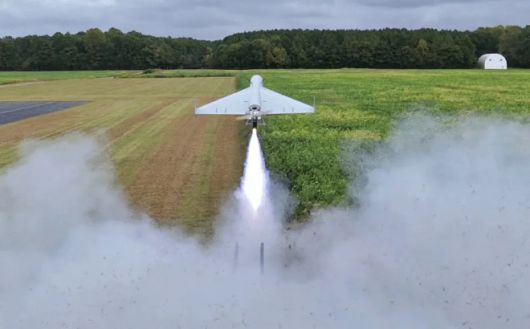 스펙트리웍스가 개발한 FLM-136 표적드론이 로켓 보조이륙(RATO) 방식으로 발진하고 있다. 이 기종은 미군이 실전 배치 중인 루카스(LUCAS) 드론과 직접적으로 연관된 설계 기반 모델이다. 스펙트리웍스 제공