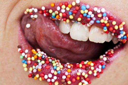 입술에 닿은 설탕 알갱이. 설탕이 입안에 들어오는 순간부터 충치균이 활동을 시작한다. 123rf
