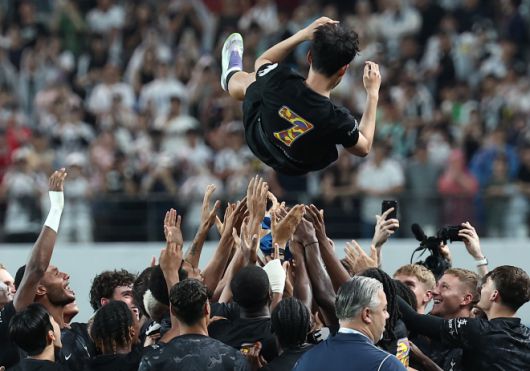 손흥민이 8월  3일 서울월드컵경기장에서 열린 2025 쿠팡플레이 시리즈 뉴캐슬 유나이티드와의 친선경를 마친 뒤 토트넘 동료들에게 작별의 헹가래를 받고 있다. 연합뉴스