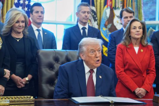 도널드 트럼프 미국 대통령이 3일(현지시간) 백악관에서 미국 내 자동차 연비 및 배기가스 규제 완화 조치를 발표하고 있다. 워싱턴DC AP 연합뉴스