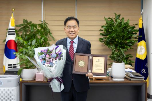 구로구의회 정대근 의장이 대한민국지방의정봉사상 받은 뒤 기념 촬영을 하고 있다. 사진: 정대근 의장 제공.