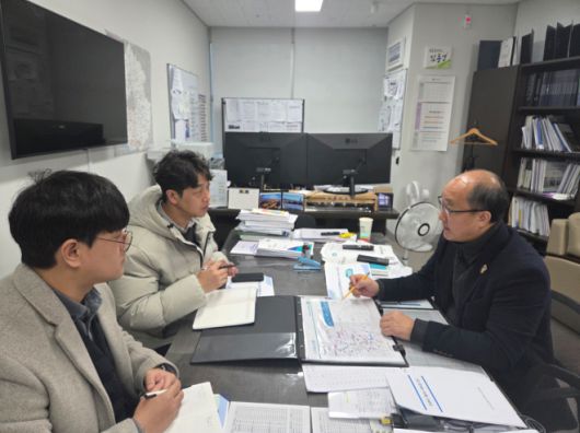 김동영 의원이 4일 건설국 도로정책과로부터 ‘제4차 경기도 도로건설계획(2026~2030)(안)’을 보고받고 있다.(사진=경기도의회)