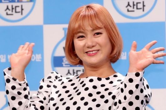 방송인 박나래가 서울 마포구 상암동 MBC 신사옥에서 열린 MBC 예능프로그램 ‘나 혼자 산다’ 5주년 기념 기자 간담회에서 자세를 취하고 있다. 2018.3.19 연합뉴스
