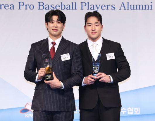 5일 서울 강남구 리베라호텔에서 열린 한국프로야구은퇴선수협회 시상식에서 키움 히어로즈 송성문이 최고의 선수상, kt 위즈 안현민이 최고의 신인상을 받고 있다. 연합뉴스