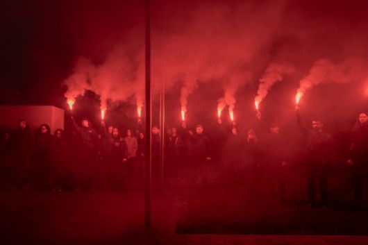 28일(현지시간) 우크라이나 수도 키이우 인근의 전사자 묘역에서 열린 우크라이나 항공정찰부태 ‘바라쿠다’ 소속 아르투르 발친스키의 장례식에서 조문객들이 조명탄을 들고 있다. 2025.11.28 키이우 AFP 연합뉴스