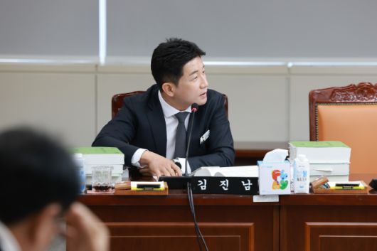 김진남(더불어민주당·순천5) 도의원이 예산 심사 과정에서 부적절한 발언을 한 도청 간부의 태도를 지적하고 있다.