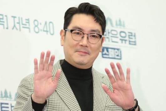 조진웅, 첫 예능 고정은 ‘텐트 밖은 유럽’ - 배우 조진웅이 2일 오후 서울 마포구 스탠포드호텔 상암에서 진행된 tvN 예능 프로그램 ‘텐트 밖은 유럽 - 스페인 편’(이하 텐트 밖은 유럽) 제작발표회에서 포즈를 취하고 있다.  ‘텐트 밖은 유럽 ’은 호텔 대신 캠핑장, 렌터카, 현지 마트를 이용하여 세상 자유로운 방식으로 유럽을 여행하는 프로그램이다. 2023.3.2. 뉴스1