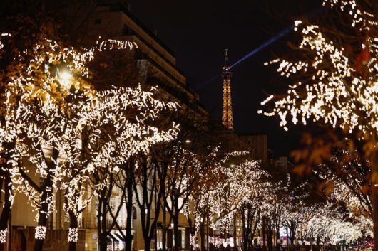 프랑스 파리 몽테뉴 거리에서 크리스마스 조명이 불을 밝히고 있다. 배경으로 에펠탑이 보인다. 2025년 12월 7일. 로이터 연합뉴스