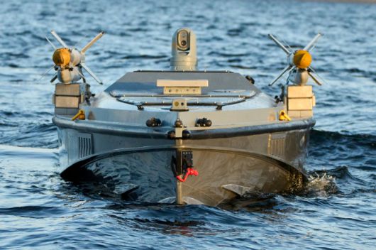 우크라이나 국방정보국(GUR)이 운용하는 해상드론 ‘마구라 V7’. 공대공 미사일을 개조 탑재한 채 우크라이나의 비공개 해역에서 작전 중인 모습이다. 2025년 12월 6일 촬영. AP 연합뉴스