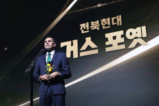 거스 포옛 전북 현대 감독이 1일 서울 스위스그랜드호텔에서 열린 2025 K리그 시상식에서 감독상을 받은 뒤 소감을 밝히고 있다. K리그 제공