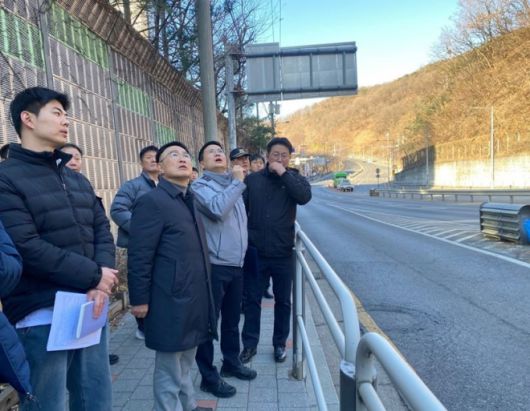 금하로 진입로의 ‘2.5톤이상 진입금지 표지판’ 위치와 시인성을 확인하는 최기찬 의원 및 참석자들