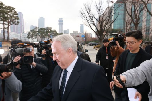 의원직 사퇴 발표 기자회견 마친 인요한 의원 - 국민의힘 인요한 의원이 10일 서울 여의도 국회 소통관에서 의원직 사퇴 발표 기자회견을 마친 후 차량으로 향하고 있다.  연합뉴스