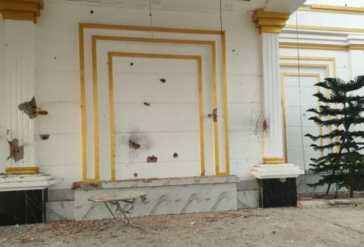 지난 9일 태국군은 오전 5시 30분쯤 캄보디아 프레아 비헤아 지방 인근에 있는 오 플루옥 담레이의 한 카지노 건물(사진)을 향해 105㎜ 포탄을 집중적으로 발사했다. 크메르타임스 제공