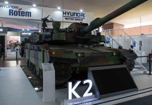 페루 리마에서 열린 국제 방산전시회 ‘SITDEF 2025’ 현대로템 부스에 전시된 K2 전차. 한국형 K2는 이번 페루 지상장비 합의를 계기로 중남미 시장에 첫 진출했으며, 현지 생산과 맞춤형 개량을 통해 ‘페루형 K2’로 진화할 예정이다. 조나 밀리타르 제공