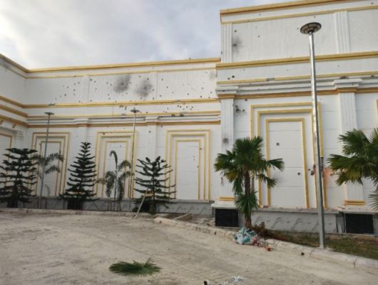 지난 9일 태국군은 오전 5시 30분쯤 캄보디아 프레아 비헤아 지방 인근에 있는 오 플루옥 담레이의 한 카지노 건물(사진)을 향해 105㎜ 포탄을 집중적으로 발사했다. 크메르타임스 제공