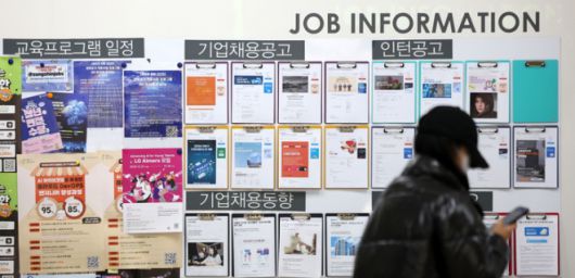 취준생 60% ‘소극적 구직’ - 취업 준비생 10명 중 6명은 경험 삼아 입사 원서를 내거나 구직활동을 거의 하지 않는 ‘소극적 구직’ 상태라는 조사 결과가 나왔다. 한국경제인협회가 발표한 2025년 대학생 취업인식도 조사에 따르면 조사대상인 4학년 재학생 또는 졸업자(유예·예정 포함) 2492명 중 60.5%는 구직 기대가 낮은 ‘소극적 구직자’ 상태다. 적극적인 구직활동을 하지 않는 이유로는 50% 이상이 일자리 부족 문제를 지적했다. 사진은 9일 오후 서울 소재 대학교 내 채용공고게시판의 모습. 2025.12.09. 뉴시스