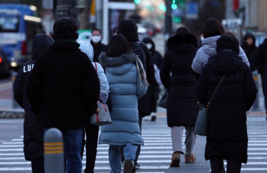소득 3분위의 지난해 소득 증가율이 관련 통계 작성 이후 역대 최저다. 사진은 광화문네거리 일대에서 출근하는 시민들.