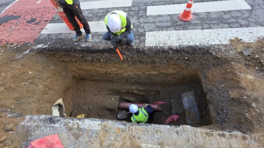 땅 꺼짐이 발생한 충남 아산시 배방읍 북수리 횡단보도 현장에서 긴급 보수 공사가 진행 중이다. 독자 제공