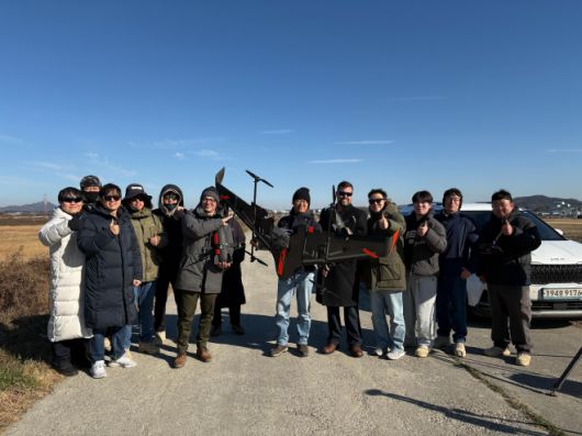 12월 8일 충남 인근에서 진행된 요격드론 ‘카이든’ 실사격 시연 후 니어스랩 연구진과 L3해리스테크놀로지스 관계자들이 기념 촬영하고 있다. 니어스랩 제공