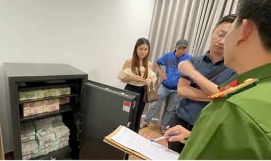 베트남 호치민시에서 200명의 여성 접대부를 고용해 성매매 알선조직을 운영한 보스의 금고에서 나온 현금을 경찰이 압수했다. 사진=VN익스프레스