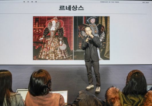 11일 진행한 ‘애피어 AI 에이전트 로드쇼’에서 송길영 작가가 기조연설을 하고 있다.