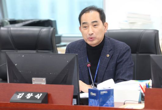 김창식 의원이 11일 예산결산특별위원회에서 질의하고 있다.(사진=경기도의회)