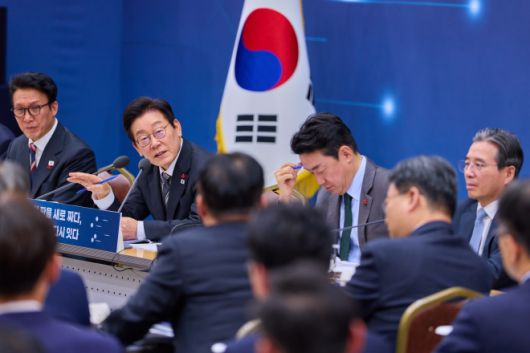 이재명 대통령, 국토교통부 업무보고 발언 - 이재명 대통령이 12일 세종시 정부세종컨벤션센터에서 열린 국토교통부 업무보고에서 발언하고 있다. 2025.12.12 대통령실 제공